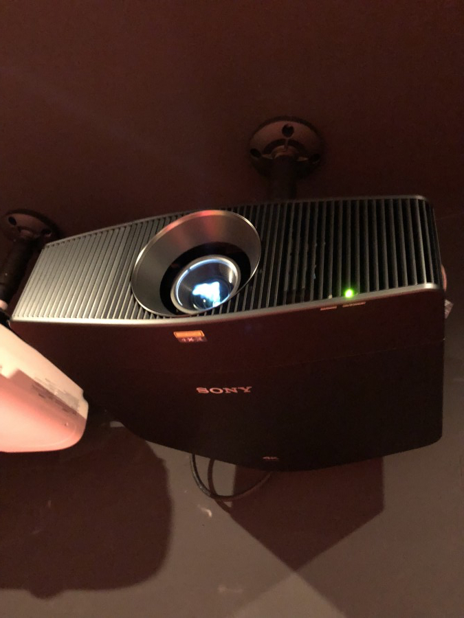 7a Haute Fidelite Saumur Sony videoprojecteur fixation lentille laser test